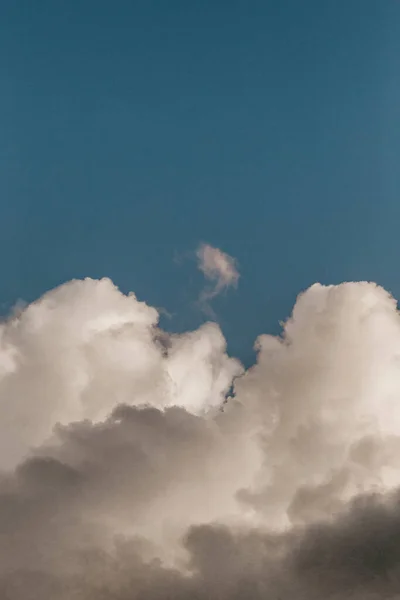 Pionowe Ujęcie Błękitnego Nieba Chmurami Rano Cienie Lekkie Tło — Zdjęcie stockowe