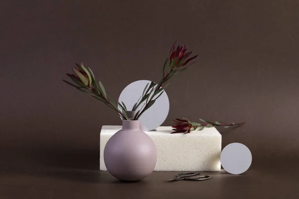 Jarrón Rosa Decorativo Con Flores Billbergia Junto Una Esponja Blanca — Foto de Stock