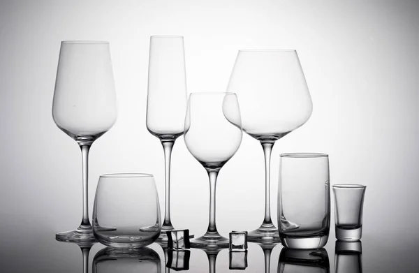 ガラスセット 空のワイングラス シャンパンフルートグラス ウォッカグラス ウィスキーグラス ショットグラス 影と白い表面のハイボールガラス — ストック写真