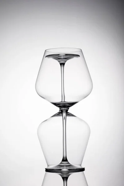 Vertical Shot Glass Mirroring White Background — Stock Photo, Image