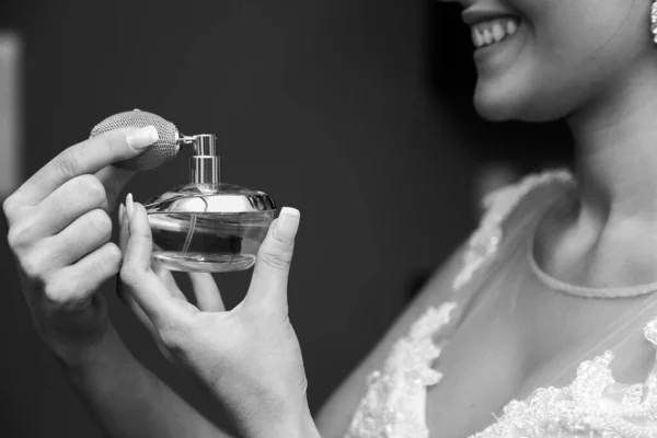 Primer Plano Gris Una Novia Rociándose Perfume Sobre Misma — Foto de Stock
