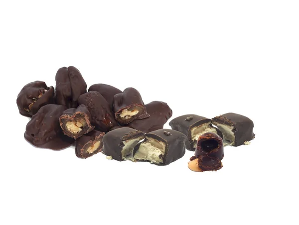 Çikolata Şekerlerinin Yakın Plan Çekimi Kurumuş Meyve Hurmalarıyla Kaplı Beyaz — Stok fotoğraf