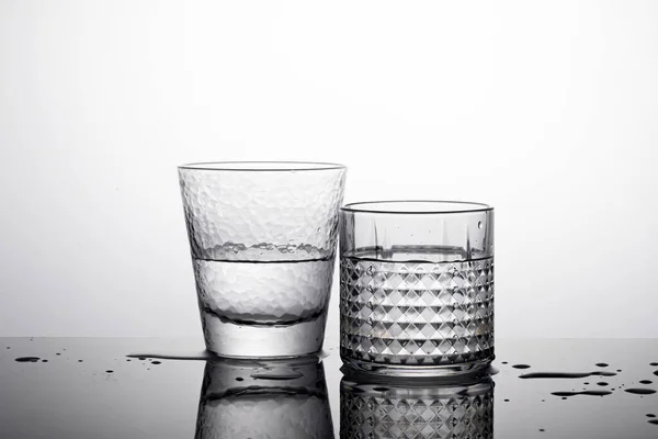Eine Nahaufnahme Von Gläsern Für Wasser Unterschiedlicher Größe Und Wassertropfen — Stockfoto
