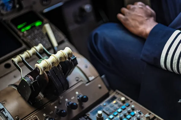 Selektiv Fokusbild Händerna Pilot Som Flyger Ett Kommersiellt Flygplan — Stockfoto