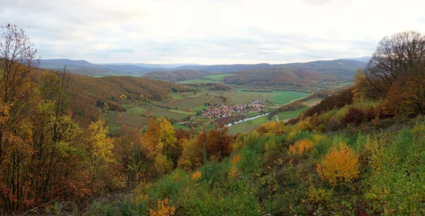 Eine Faszinierende Aufnahme Von Gemütlichen Ländlichen Häusern Hintergrund Umgeben Von — Stockfoto