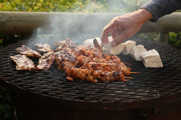 Tiro Perto Mão Homem Grelhando Carne Churrasco — Fotografia de Stock