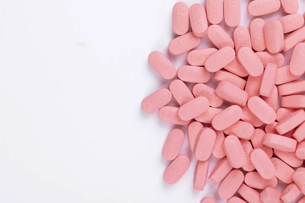 Zdjęcie Bliska Różowych Farmaceutyków Białym Tle — Zdjęcie stockowe