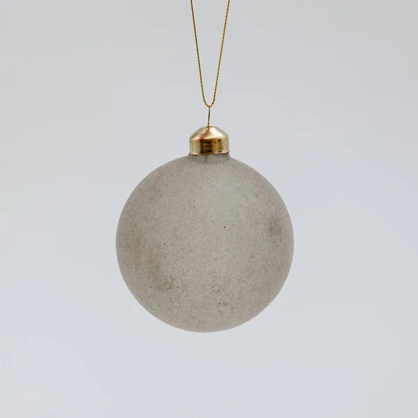 マットな表面を持つライトグレーのクリスマスボール — ストック写真