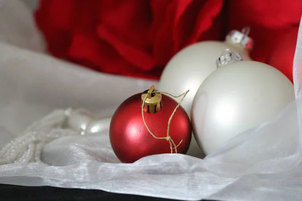 Een Close Shot Van Rode Witte Kerst Ornamenten — Stockfoto