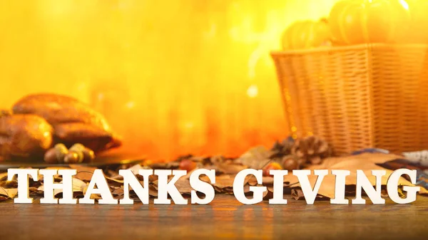 Selektiv Fokusbild Glad Thanksgiving Dag Skriva Bakgrunden Korg Med Pumpor — Stockfoto