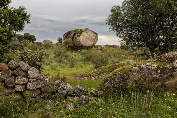 Barruecos Extremadura Spanya Nın Doğal Alanındaki Kayalardan Oluşan Bir Manzara — Stok fotoğraf