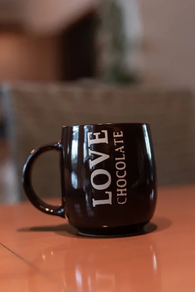 Eine Vertikale Nahaufnahme Einer Kaffeetasse Mit Love Chocolate Text — Stockfoto