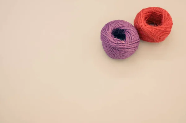 High Angle Shot Red Purple Yarns Isolated Beige Background — Stock Photo, Image