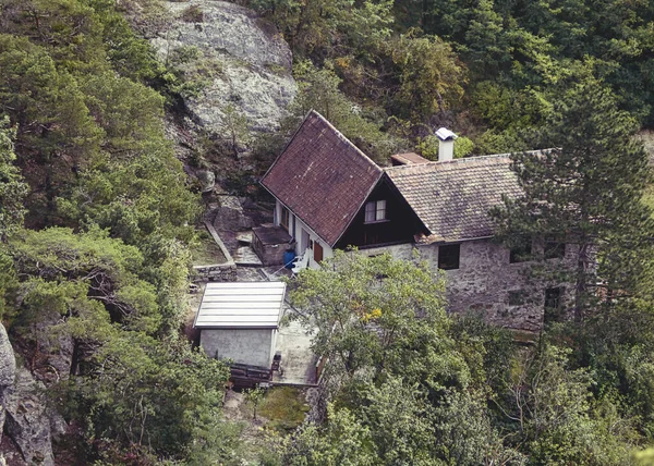 Een Hoge Hoek Opname Van Een Oud Huis Heuvels — Stockfoto