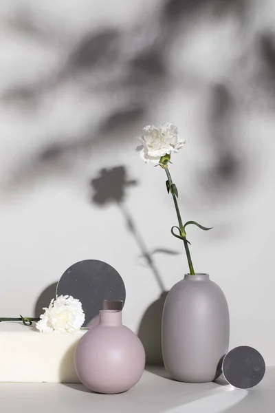 Vertical Shot Beautiful White Gillyflowers Gray Vase Next Pink Vase — Foto de Stock