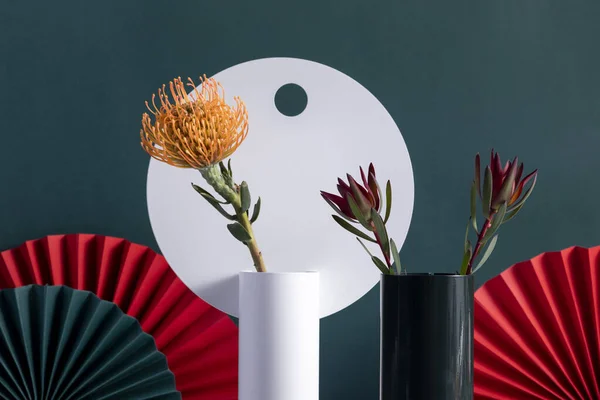 Ένα Κοντινό Πλάνο Από Διακοσμητικά Βάζα Protea Και Λουλούδια Billbergia — Φωτογραφία Αρχείου