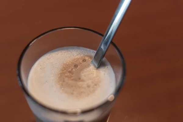 Sebuah Gambar Closeup Dari Cangkir Cappuccino Dengan Sendok — Stok Foto