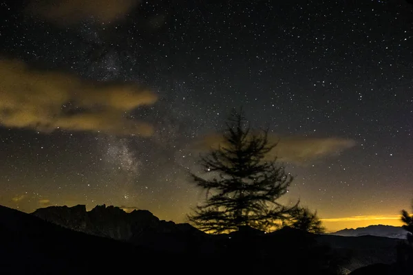 Noční Pohled Horu Latemar Hvězdami Mléčnou Dráhou Viditelné Mírně Zatažené — Stock fotografie