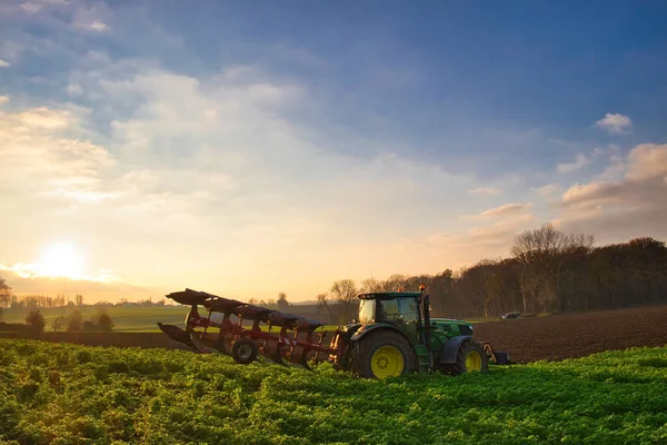 Tracteur Dans Pittoresque Champ Agricole Sunris Agriculture Maransart Lasne Belgique — Photo