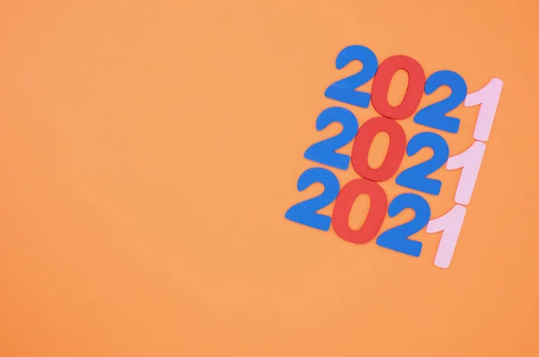 Четыре Упоминания 2021 Года Оранжевом Фоне Новогодняя Концепция — стоковое фото