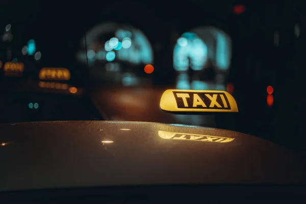 Світло Таксі Вулиці Вночі — стокове фото