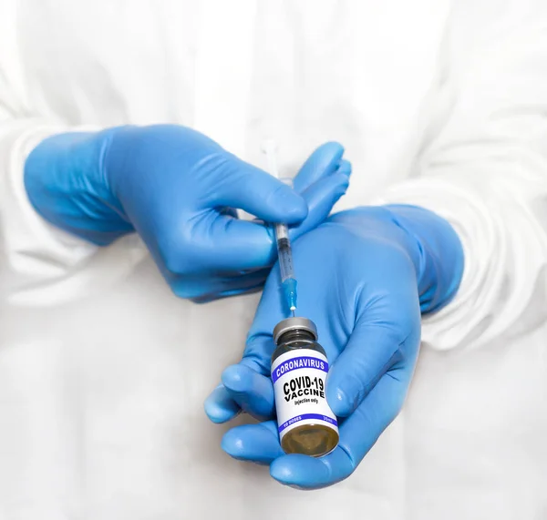 Closeup Uma Mão Com Uma Luva Segurando Uma Vacina Covid19 — Fotografia de Stock