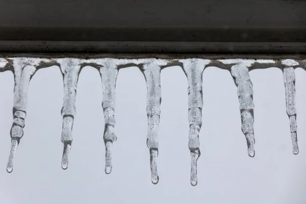 Eine Nahaufnahme Der Gefrorenen Eiszapfen Die Winter Vom Dach Hängen — Stockfoto