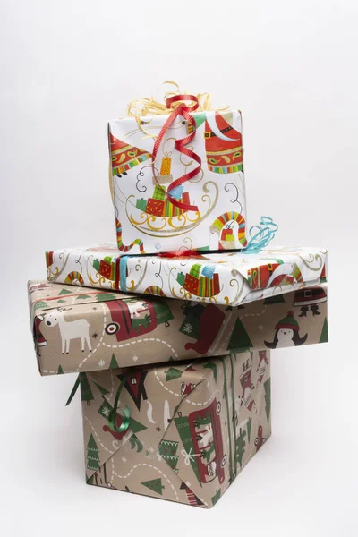 Eine Vertikale Aufnahme Von Weihnachtsgeschenken Isoliert Auf Weißem Hintergrund — Stockfoto