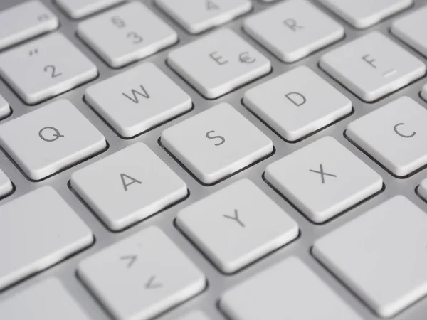 Ένα Κοντινό Πλάνο Ενός Λευκού Πληκτρολογίου Laptop Qwerty Καθαρά Τετράγωνα — Φωτογραφία Αρχείου