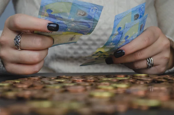 Messa Fuoco Selettiva Una Persona Che Conta Banconote Monete Euro — Foto Stock