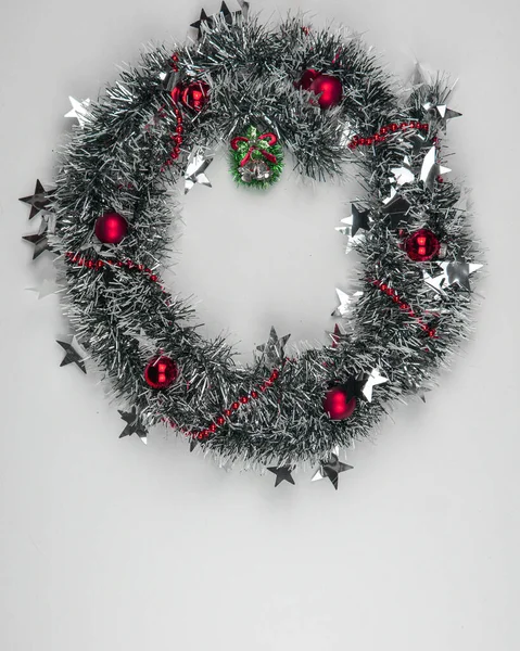 Eine Vertikale Aufnahme Eines Weihnachtskranzes Mit Einem Kranz Auf Weißem — Stockfoto