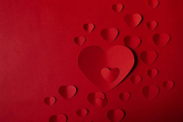紙のハートの赤いグリーティングカード バレンタインのテーマ — ストック写真