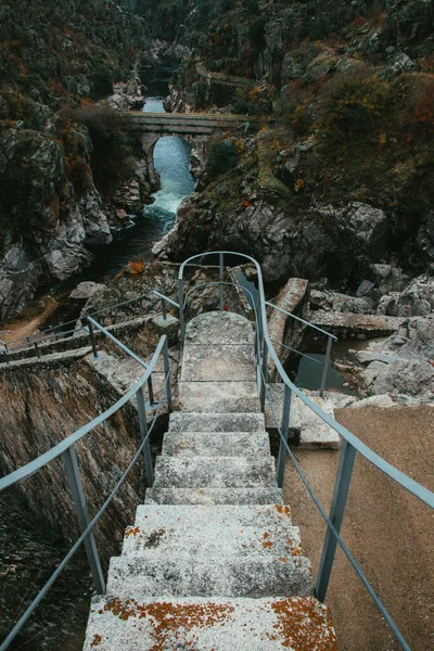 Eine Alte Brücke Über Den Fluss Umgeben Von Bemoosten Felsen — Stockfoto