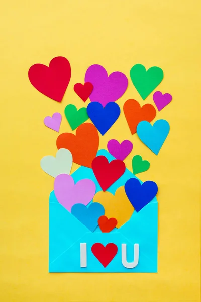Colpo Verticale Blu Busta San Valentino Con Cuori Colorati Sfondo — Foto Stock
