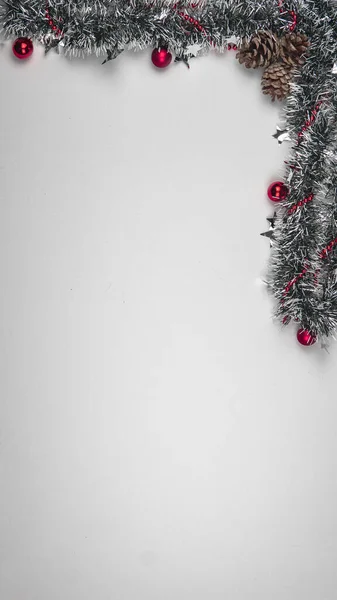 Вертикальний Знімок Красивих Різдвяних Прикрас Білому Тлі Копіювальним Простором — стокове фото