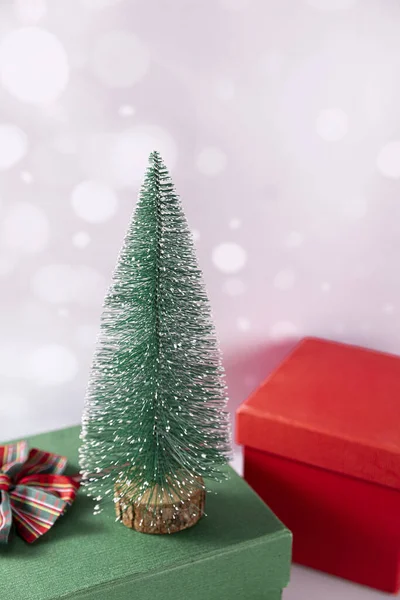 Enfoque Selectivo Regalos Lindos Con Pequeño Árbol Navidad —  Fotos de Stock