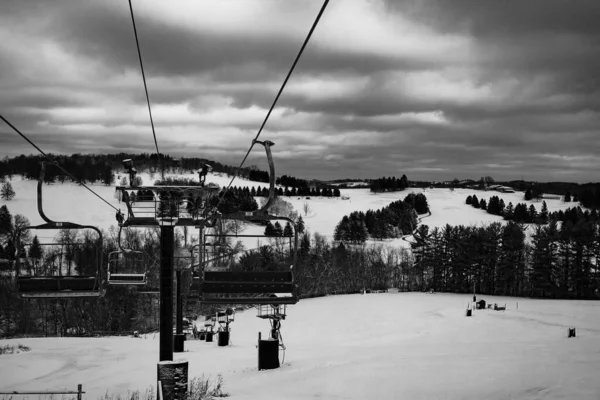 Una Toma Escala Grises Una Estación Esquí — Foto de Stock