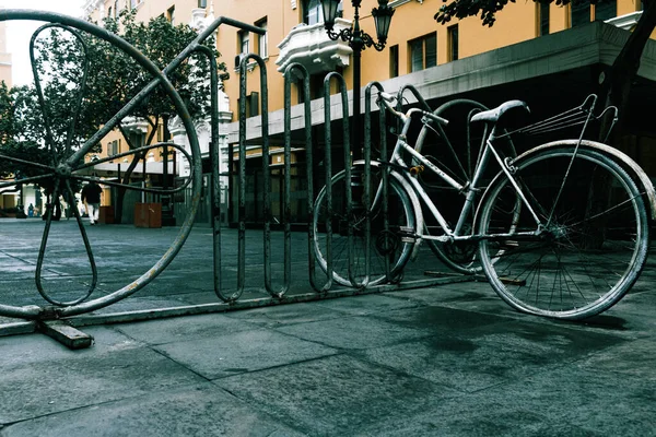 Lovitură Closeup Unei Biciclete Într Raft Biciclete — Fotografie, imagine de stoc