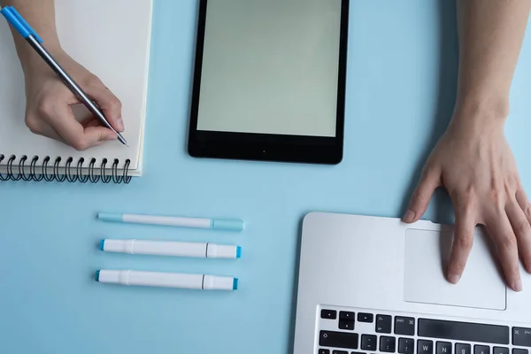 Una Toma Ángulo Alto Una Escritura Manual Diario Una Tableta — Foto de Stock