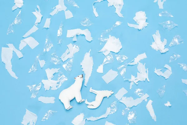 Eine Nahaufnahme Von Totem Eisbär Und Hundespielzeug Umgeben Von Plastik — Stockfoto