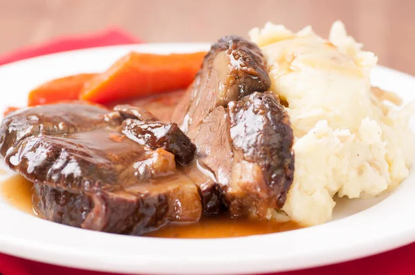 Delicioso Asado Carne Estofada Con Puré Papas Cremosas Zanahorias Asadas — Foto de Stock