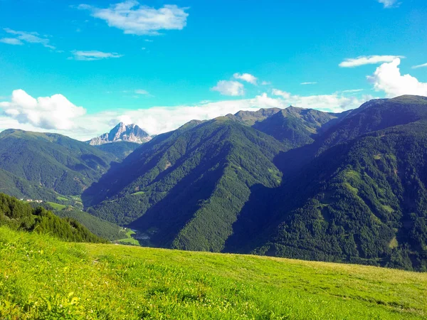 Hermoso Tiro Montañas Verdes Luson Tirol Del Sur —  Fotos de Stock