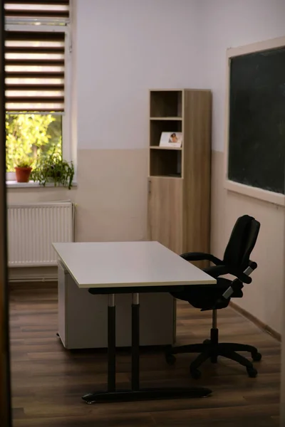 Een Verticaal Shot Van Een Modern Klaslokaal Met Tafel Stoel — Stockfoto