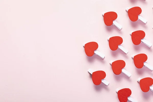 Tiro Corações Vermelhos Rotações Roupas Dispostas Por Parte Fundo Rosa — Fotografia de Stock