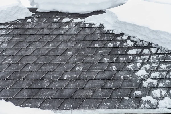 Ένα Κοντινό Πλάνο Από Κεραμίδια Σκεπασμένα Χιόνι — Φωτογραφία Αρχείου