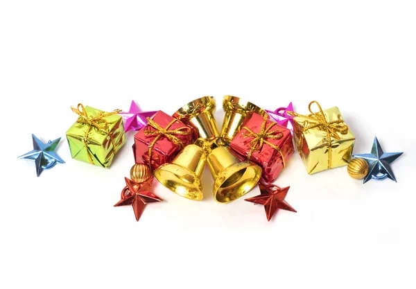 圣诞树装饰品的顶部视图 五彩缤纷的带有小星星和铃铛的礼品盒 — 图库照片