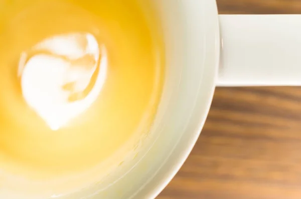 Eine Nahaufnahme Von Kaffeesahne Einer Kaffeetasse Aus Weißem Porzellan — Stockfoto