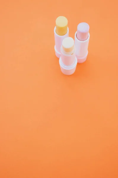 Colpo Verticale Rossetti Igienici Isolati Sfondo Arancione — Foto Stock