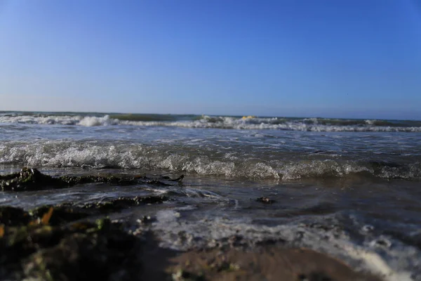 Sebuah Fokus Tembakan Selektif Gelombang Mencuci Pantai Berpasir — Stok Foto