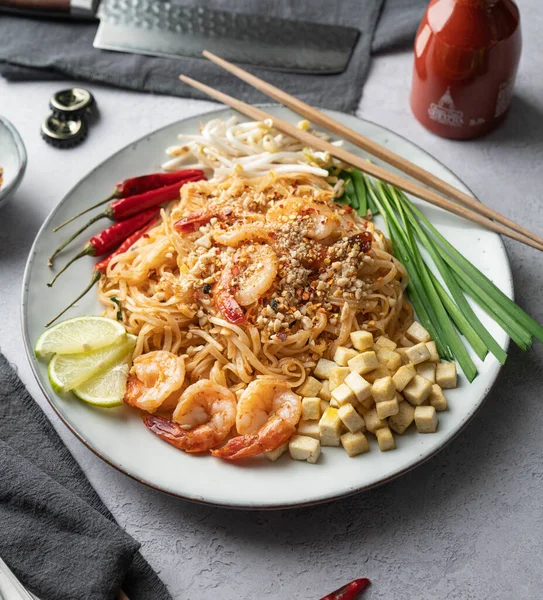 샐러드 부스러기가 맛있는 국수를 수직으로 — 스톡 사진